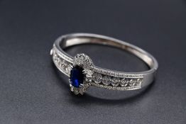 18K WG Armreif mit Diamanten und Saphiren