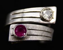 14K Weissgold Ring mit einem roten Stein und Altschliff-Diamanten.