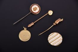 Konvolut aus drei Anstecknadeln, einem Anhänger und einer Brosche/Anhänger (8K und 14K)