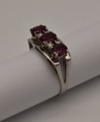 14K Weissgoldring mit drei 0,5 ct Rubinen und Brillanten