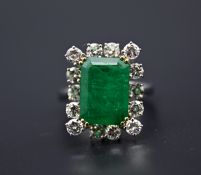 Auffälliger Ring mit großem Smaragd und 14 Diamanten