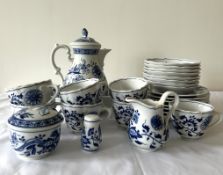 Hutschenreuther Zwiebelmuster Kaffeeservice, für sieben Personen, 27-teilig.