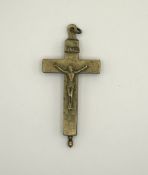 Reliquienkreuz, Messing, prunkvoll gestaltet. Außen ist Jesus am Kreuz dargestellt mit "IN RI" Insc