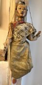 Thailändische Marionette, 19./20. Jahrhundert. Schmuckvolle Marionette mit bemaltem Gesicht. Das Ge