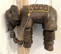 Thailändische Marionette, 19./20. Jahrhundert. Bemalte Holzteile, Rüssel und Beine als Einzelgliede