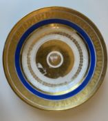 Porzellanteller mit Goldstaffage und breitem blau-goldenem Rand.