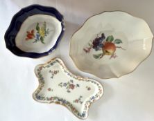 Porzellan Konvolut, Meissen und Limoges, drei Schalen. Meissen mit Blumendekor und breitem Kobaldra