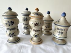 Apothekergefäße mit floraler Bemalung, fünf Stück.