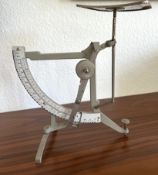 Briefwaage, vermutlich aus Eisen.