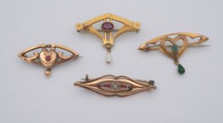 4 Jugendstilbroschen, Doublé, überwiegend mit Abhängung