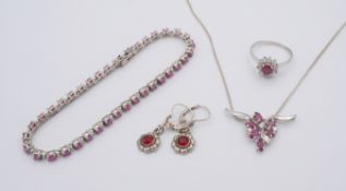 Silber-Schmuck mit rubinroten Steinen: Anhänger an Kette, Ring, Armband, und 1 Paar Ohhringe
