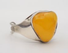 Silberne Armspange mit großem Bernstein