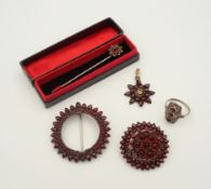 Konvolut Granatschmuck: Nadel im Originaletui, 2 Broschen, Anhänger u. silberner Ring, Böhmen, 1930