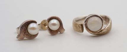 Ring mit Mondstein und Paar Ohrstecker mit Perle, 925er Silber