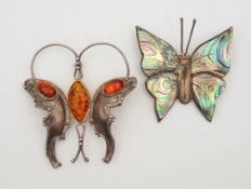 2 silberne Schmetterlingsbroschen, Bernstein und Perlmutt
