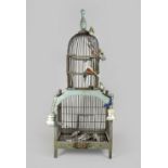 Viktorianischer Vogelkäfig, Holz, Um 1900, Maße: 64 x 25 x 15 cm, mit 9 Glas-Vögelchen und Glas-Was