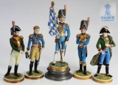 Figurengruppe von fünf historischen Soldatenfiguren in Uniform.