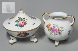 Bonboniere und Henkelvase, jeweils auf drei Füssen. NYMPHENBURG, 20. Jahrhundert.
