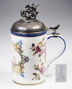 Kleiner Walzenkrug mit Hafenansicht und Silberdeckel mit Bekrönug des Heiligen Georg