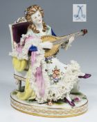 SEVRES Figurengruppe Dame auf Stuhl mit Laute.