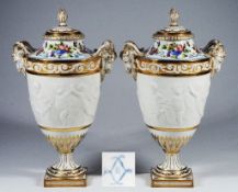 Paar Deckelvasen mit Widderkopf-Handhaben.