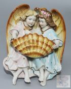 Weihwasserbecken mit zwei Engel.