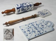Drei Teile-Konvolut: : Antiker Schaumöffel, Nudelholz,. Frühstücks-/Abendbrotbrettechen.