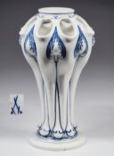 Sehr seltene Jugendstilvase. MEISSEN, 1860 - 1923, 1. Wahl. Modell von GROSS, Karl, 1905.