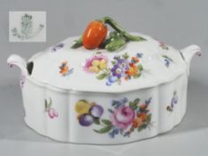 Kleine Deckelterrine, Deckelknauf mit plastisch stilisierter Frucht/Erdbeere. NYMPHENBURG um 1900.