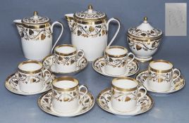 Kaffeeservice für 6 Personen. NYMPHENBURG um 1820. Dekor: Weinlaub vergoldet mit Ziervergoldungen.