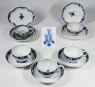 Konvolut MESSEN, verschiedene kobalt-blau-Dekore. Insgesamt 12 Teile.