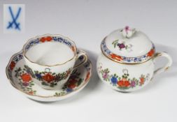 Moccatasse. Untertasse. Cremetöpfchen mit Deckel. "Indische Blumenmalerei". MEISSEN, 1972 - 1980,