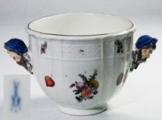 Sehr seltener Cachepot/Weinkühler, "Allegorie der Jahreszeit auf den Winter". MEISSEN um 1750.