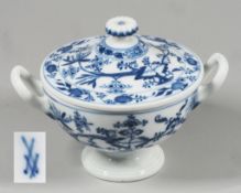 Kleine Deckelterrine mit zwei Handhaben.