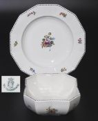 Servier-Teller. Viereckschüssel, NYMPHENBURG, 20. Jahrhundert. Form "Perl", blau, mit Streublümchen.