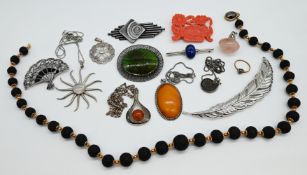 1 Konv. Schmuck: Si/Mode/Metall u.a., z.T Design, z.T. mit Halbedelsteinen, Bernstein und Porz., je