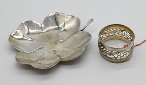 1 Konfektschälchen "Kleeblatt" wohl Sterlingsilber sowie ein Serviettenring versi. ber. Asp.