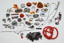 1 Konv. Schmuck: Wohl überwiegend Si, Metall u.a., z.T mit Korallen und Bernstein je Asp./Gsp., z.T.