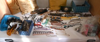 1 großer Posten Schmuck: Si, Mode u.a. z.T. mit Bernstein, Halbedelsteine u.a., sowie Brillen, Uhren