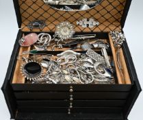 1 Konv. Schmuck, wohl vollständig Si, z.T. mit versch. Steinen,