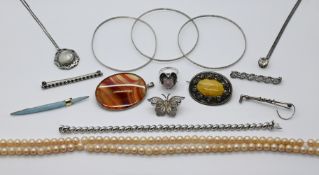 1 Konv. Schmuck Si. (ca. 13 Teile), Mode/Metall u.a. in der Deckeldose, je Asp./Tsp.