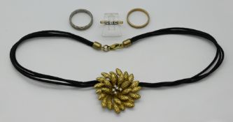 1 Damenring, 1 Anhänger je GG 18ct. je mit Brill. bis zu ca. 0,11ct.,