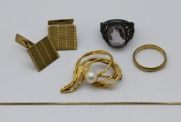 1 Kette, 1 Brosche je GG 14ct. z.T. mit Perle, D ca. 7,2mm sowie 3 Schmuckteile je GG 8ct. z.T. wohl