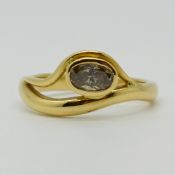 1 Damenring GG 18ct. mit ovalem champagnerfarbenem Solitärbrillant