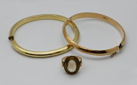 2 Damenarmreife je GG 14ct. sowie 1 Damenring undeutl. gest. wohl GG 14ct. (Säure hält)