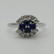 1 Damenring WG 18ct. lt. Garantieschein- und Rechnungkopie: 4 Saphire zus. 0,49ct. und 10 Brill. tw