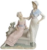 Zwei Mädchen auf der Bank