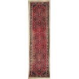 Teppich Hosseinabad / Husseinabad, Schurwolle auf Baumwolle, seltene Farbgebung ca. 296x77cm, älter