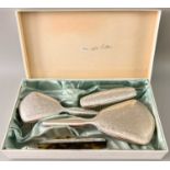 Silber 835 Bürstenset, Handspiegel, zwei Bürsten und Kamm, Bürsten wohl unbenutzt