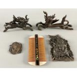 Asiatika Konvolut Amulet Gandhanra, Gürtelschnalle, 2 Drachen und Kamm, wohl China